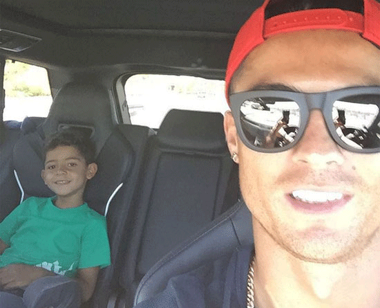 Theo chan sao: Ronaldo dua don con trai toi truong hinh anh