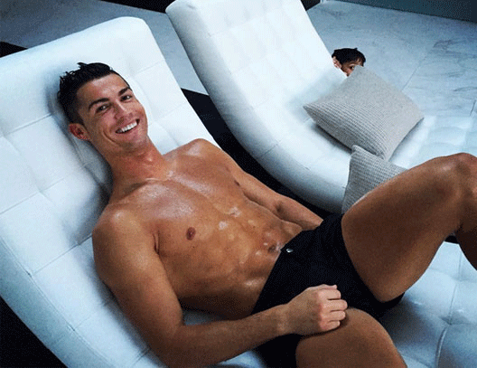 Theo chan sao: CR7 coi tran khoe mui co cuon cuon hinh anh