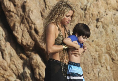 Theo chan sao: Shakira chup anh goi cam tren bien hinh anh