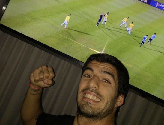 Theo chan sao: Suarez co vu tuyen Uruguay qua tivi hinh anh