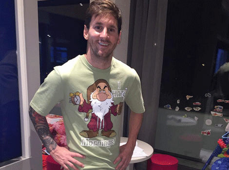 Theo chan sao: Messi dien ao ngu ngo nghinh do Suarez tang hinh anh