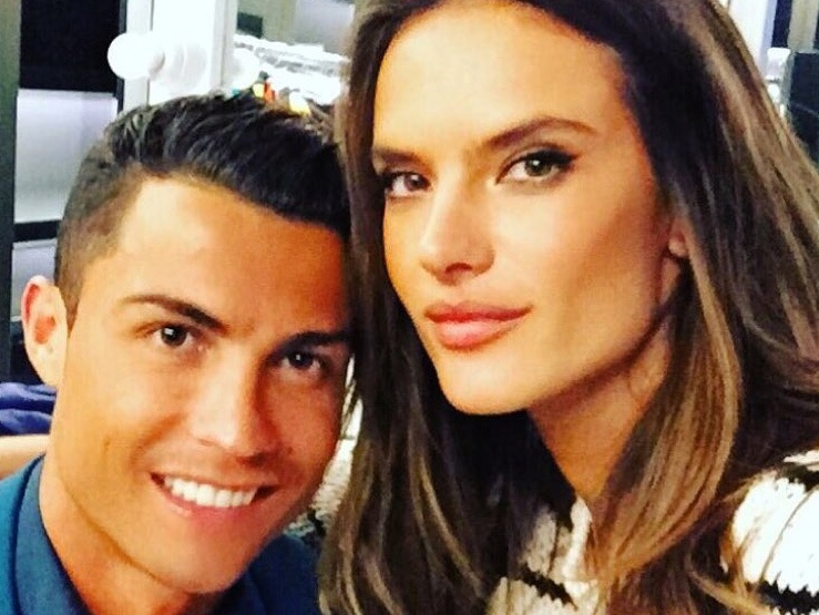 Theo chan sao: Ronaldo vui ve ben thien than noi y hinh anh