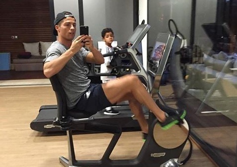 Theo chan sao: Ronaldo khoe anh tap gym cung con trai hinh anh