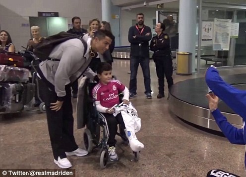 Theo chan sao: Ronaldo chup anh cung fan nhi ngoi xe lan hinh anh