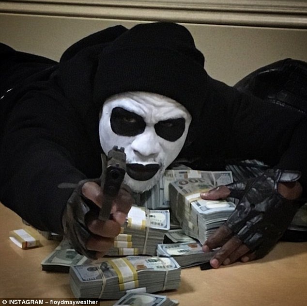 Mayweather hoa trang van khong quen khoe tien hinh anh