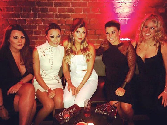 Theo chan sao: WAGs MU xung xinh theo chong di du tiec hinh anh