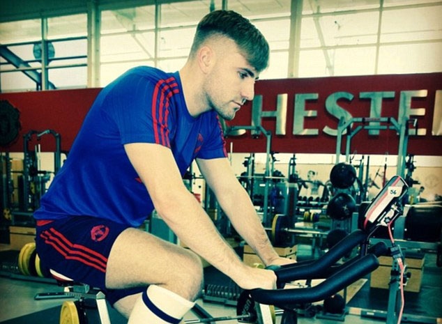 Theo chan sao: Luke Shaw miet mai luyen tap trong phong gym hinh anh