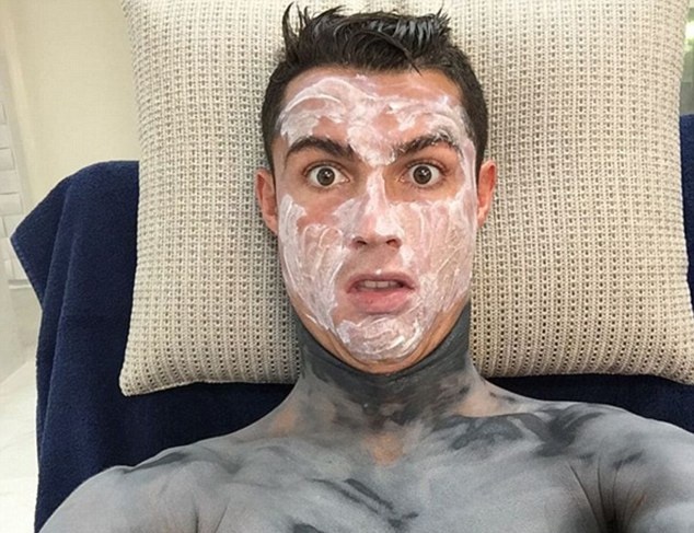 Theo chan sao: Ronaldo cham chut ve ngoai hinh anh