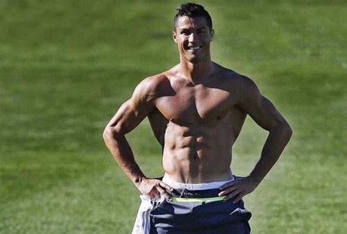 Ronaldo khoe co bap tren san tap hinh anh