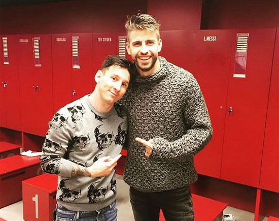 Theo chan sao: Messi ben len chup anh cung Pique hinh anh