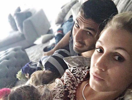 Theo chan sao: Suarez quay quan ben vo con hinh anh