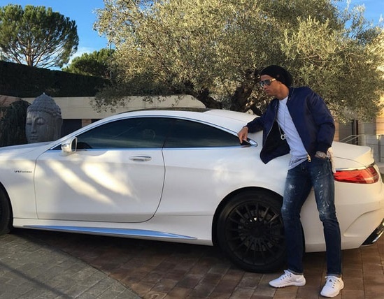 Theo chan sao: Ronaldo sanh dieu tao dang ben xe sang hinh anh