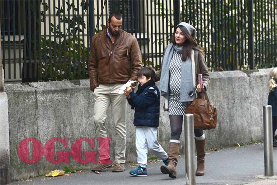 Theo chan sao: Ban gai Buffon vui ve dao pho cung bo cu hinh anh