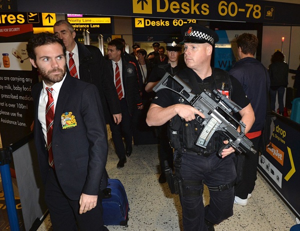 Sao MU duoc canh sat vu trang bao ve hinh anh