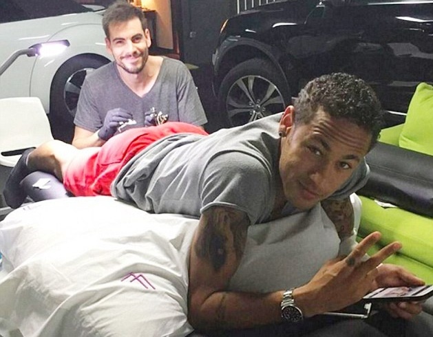 Theo chan sao: Bi mat an sau hinh xam moi cua Neymar hinh anh