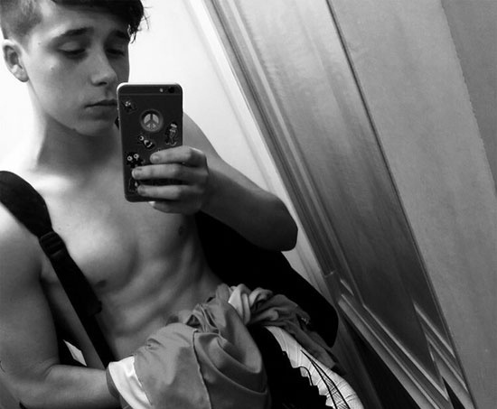 Theo chan sao: Con trai Beckham khoe bung 6 mui hinh anh