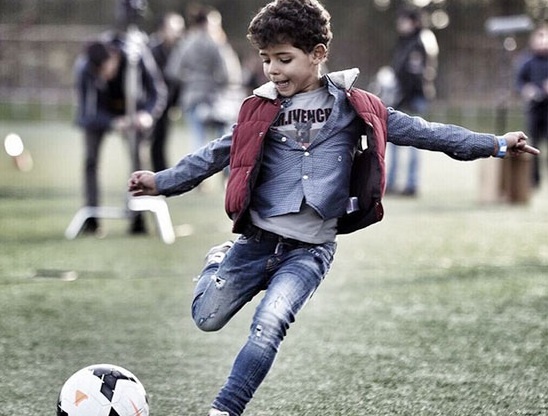 Theo chan sao: Con trai Ronaldo tai hien pha sut phat cua bo hinh anh