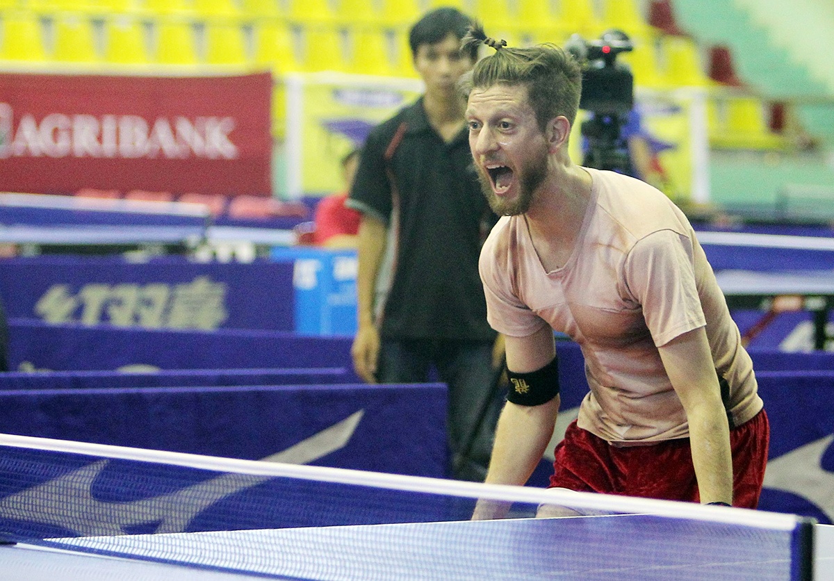 Dao dien Quang Dung doi dau 'Mr Bean bong ban' hinh anh