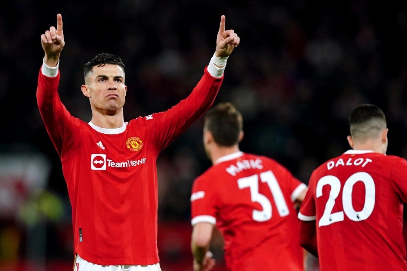 Vien canh Ronaldo khoac ao Chelsea hinh anh