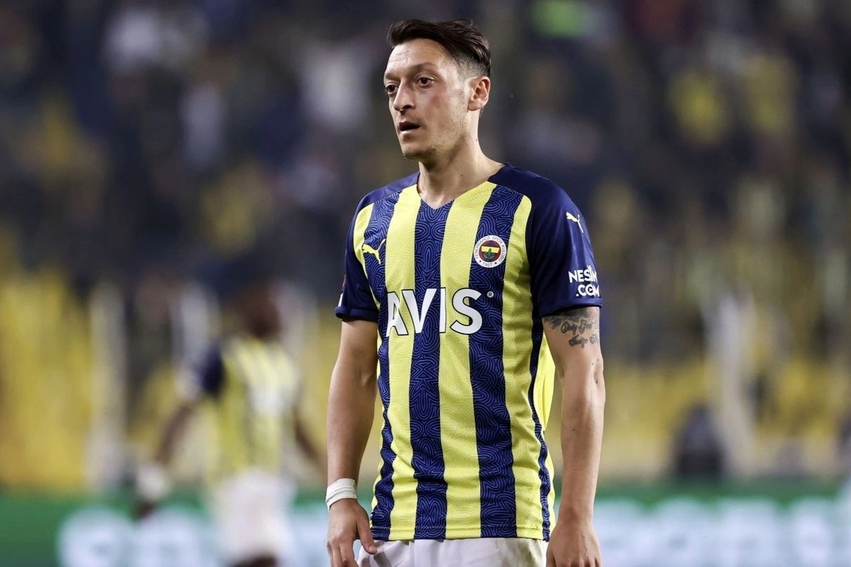 Mesut Ozil bi thanh ly hop dong hinh anh