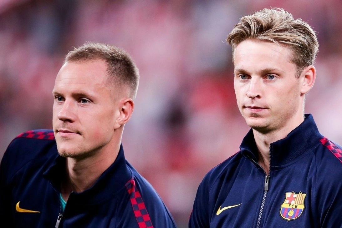 Dong doi muon De Jong o lai Barcelona hinh anh