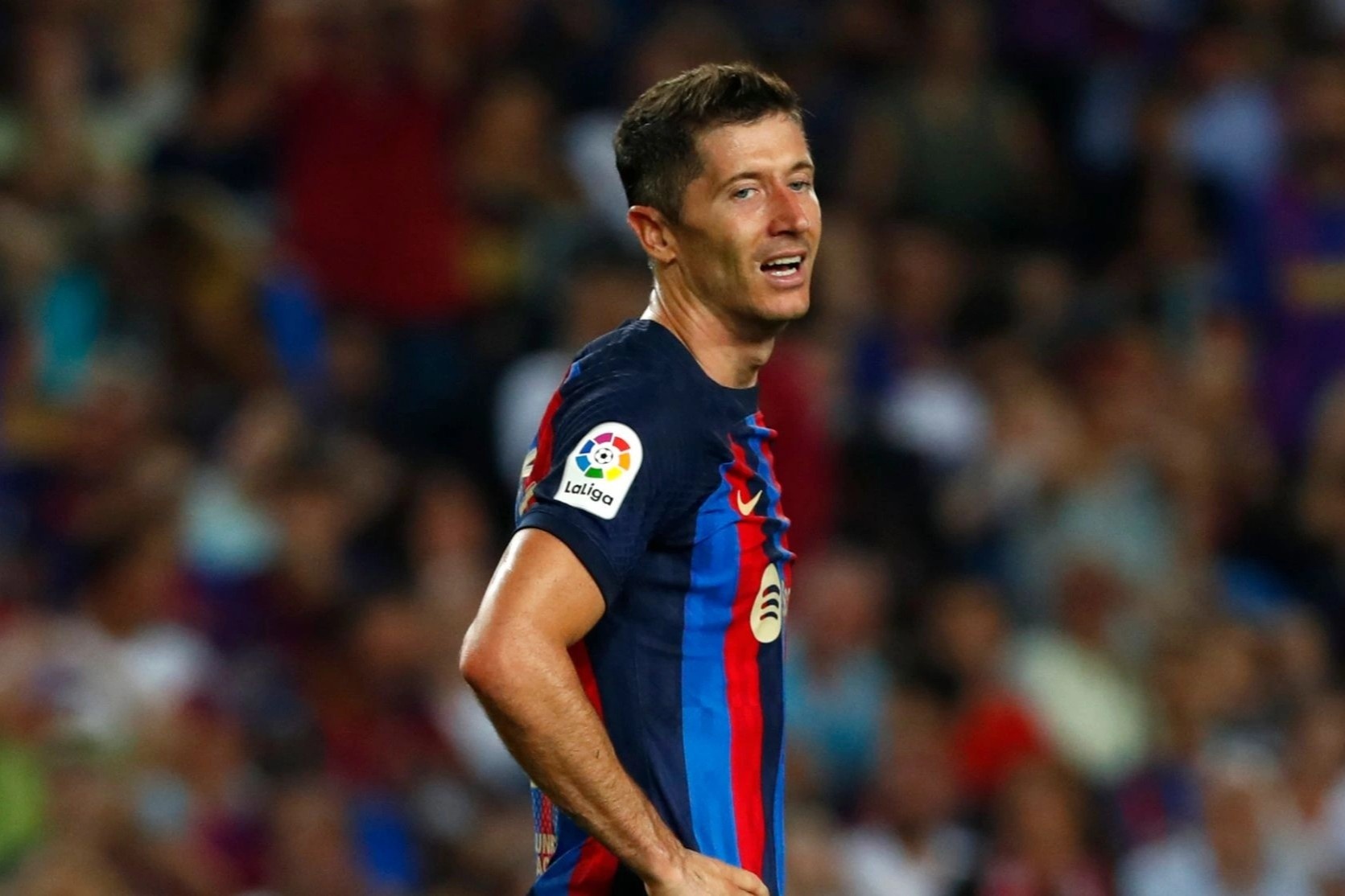 Lewandowski bi cuop khi dang giao luu voi CDV hinh anh