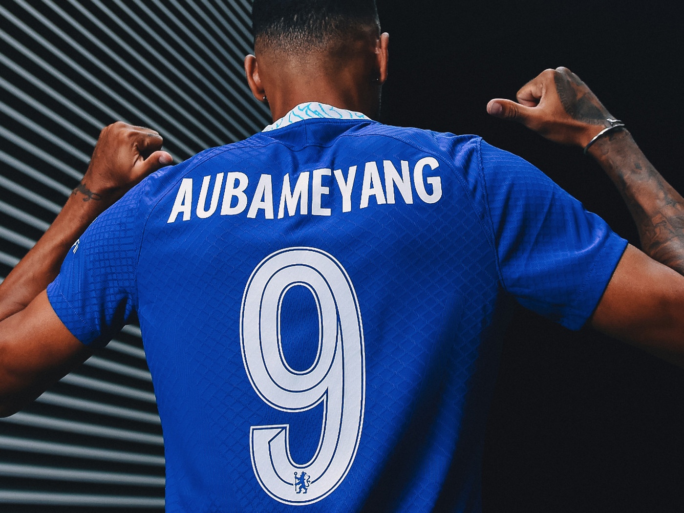 Aubameyang chon ao so 9 anh 1