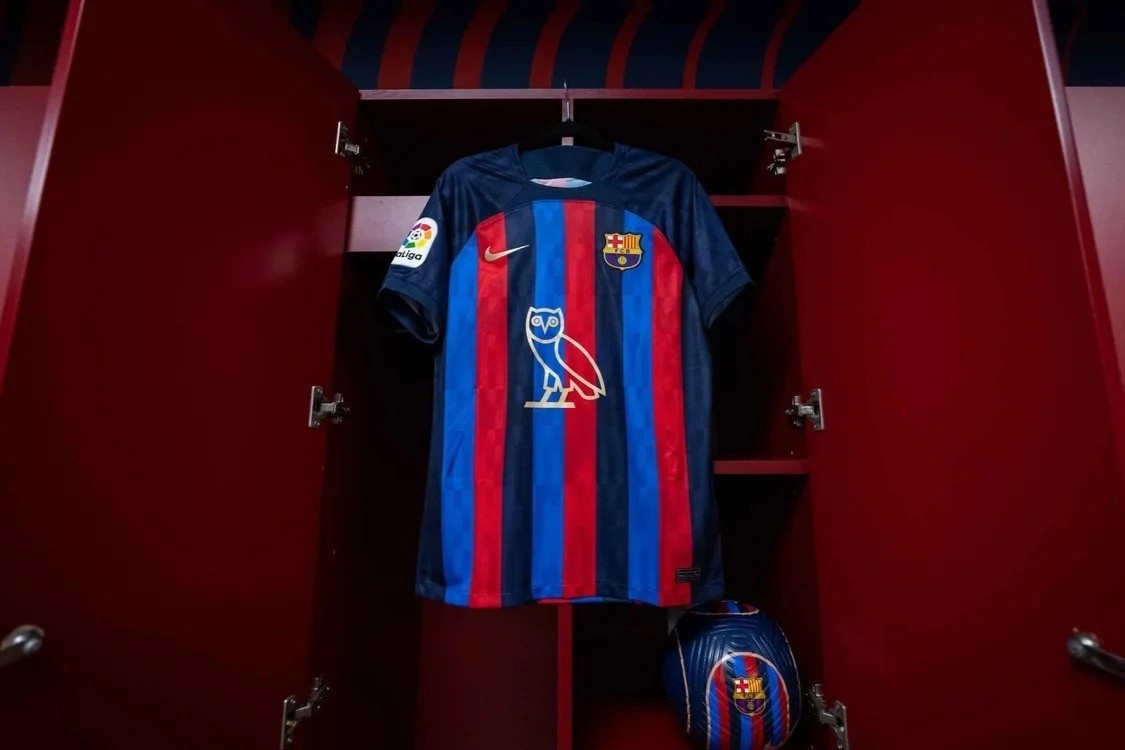 Barca trinh lang mau ao dac biet cho El Clasico hinh anh