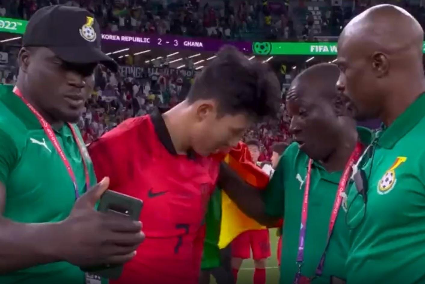 Thanh vien tuyen Ghana selfie khi Son Heung-min dang khoc hinh anh