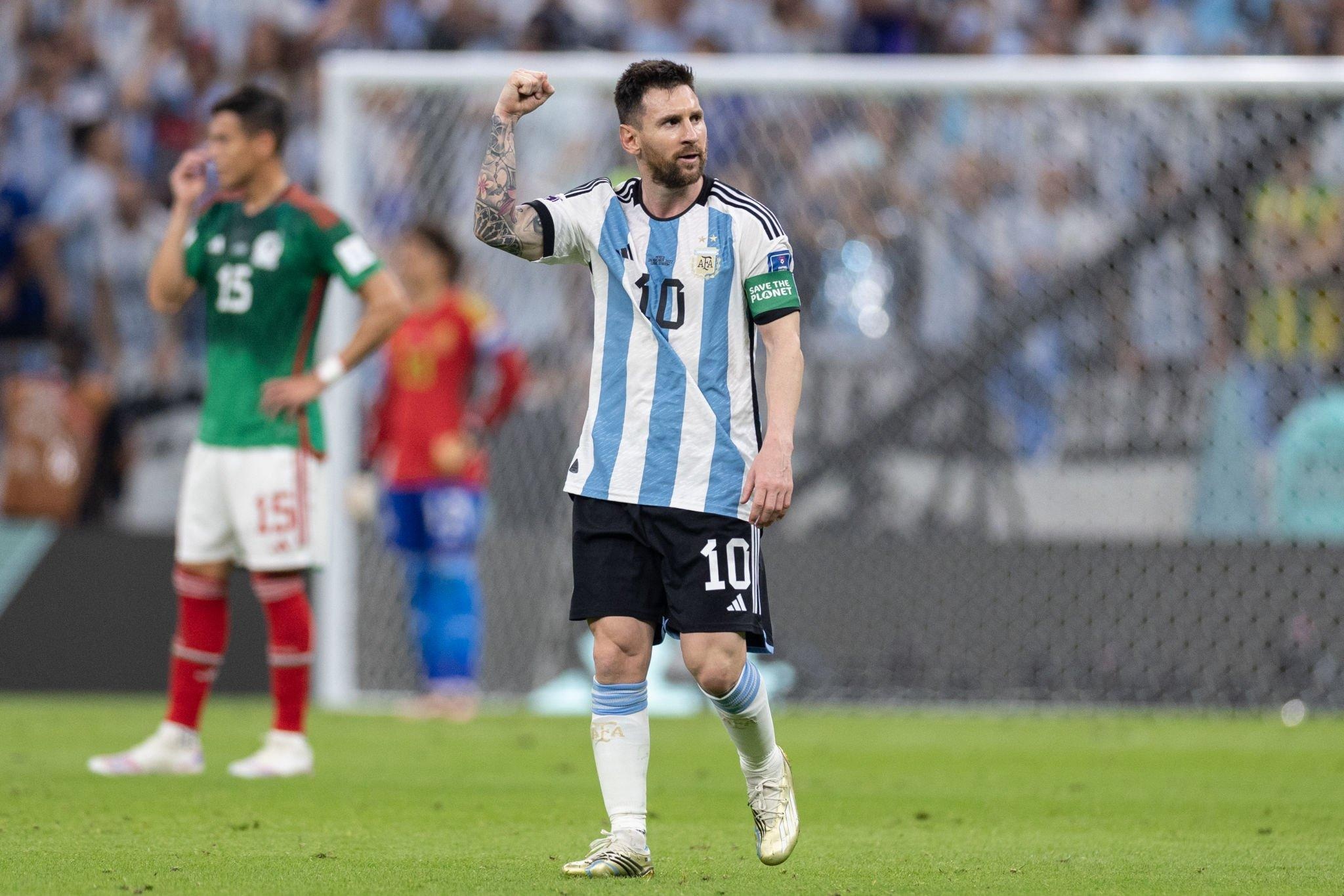 Messi bien viec di bo tren san bong tro thanh nghe thuat hinh anh