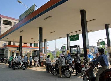 Tu 20h00 ngay 7/10: Gia xang giam 390 dong/lit hinh anh