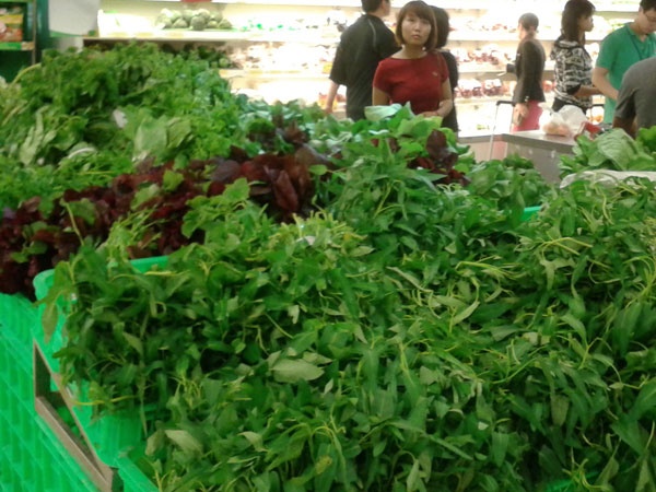 Ha Noi: Rau xanh tang gia gap 3 ngay bao hinh anh