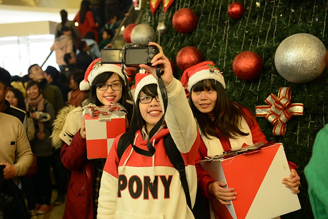 Dong nguoi choi Noel chen chuc vao Trang Tien Plaza chup anh hinh anh