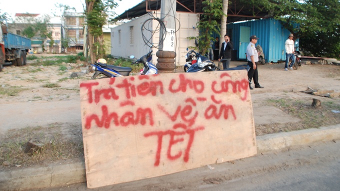 Cong nhan trung bang doi luong ve que an Tet hinh anh