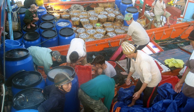 Ngu dan Quang Ngai trung 100 trieu dong ca com ngay mung 3 hinh anh