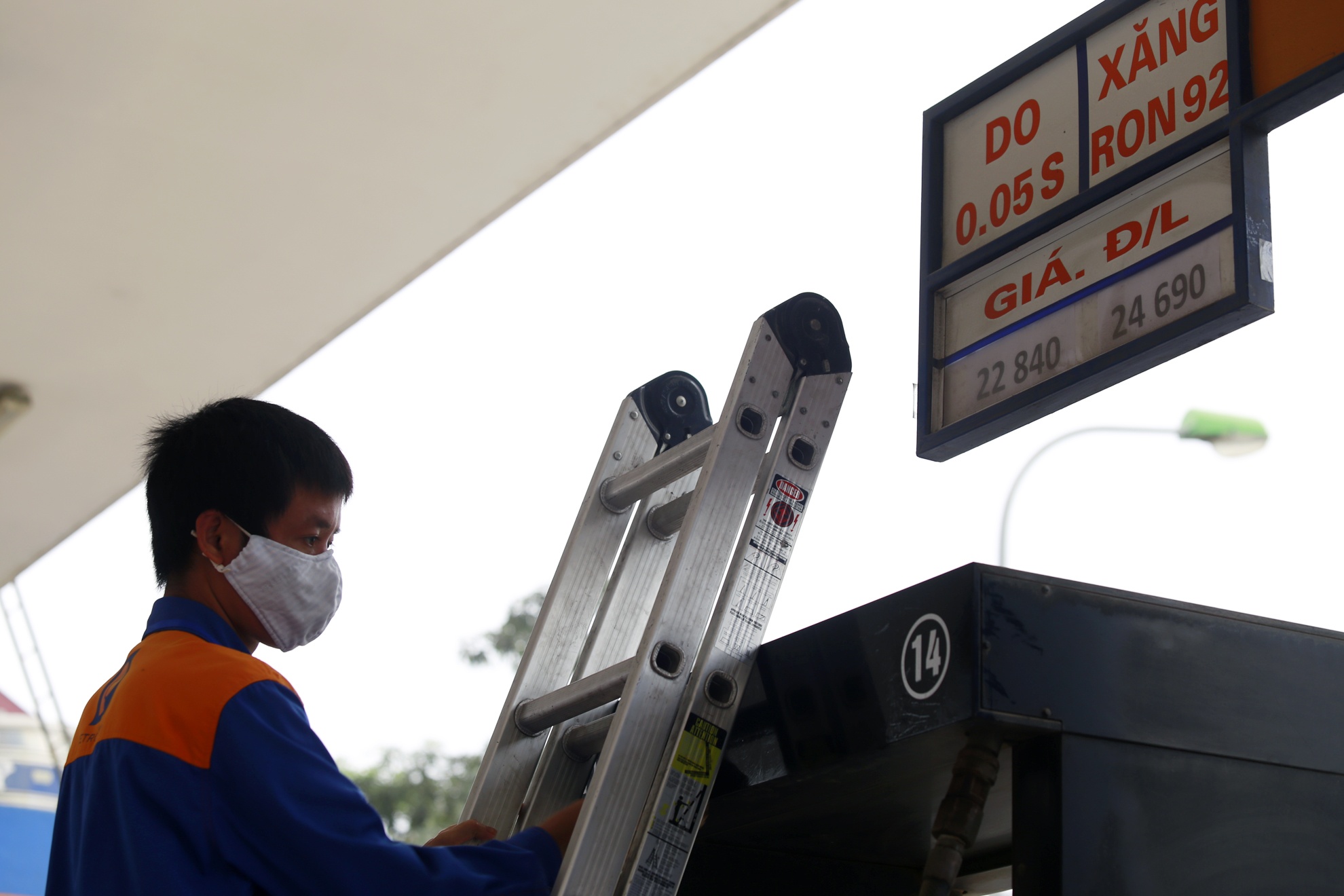 Gia xang bat ngo tang 180 dong/lit ngay 12h hinh anh