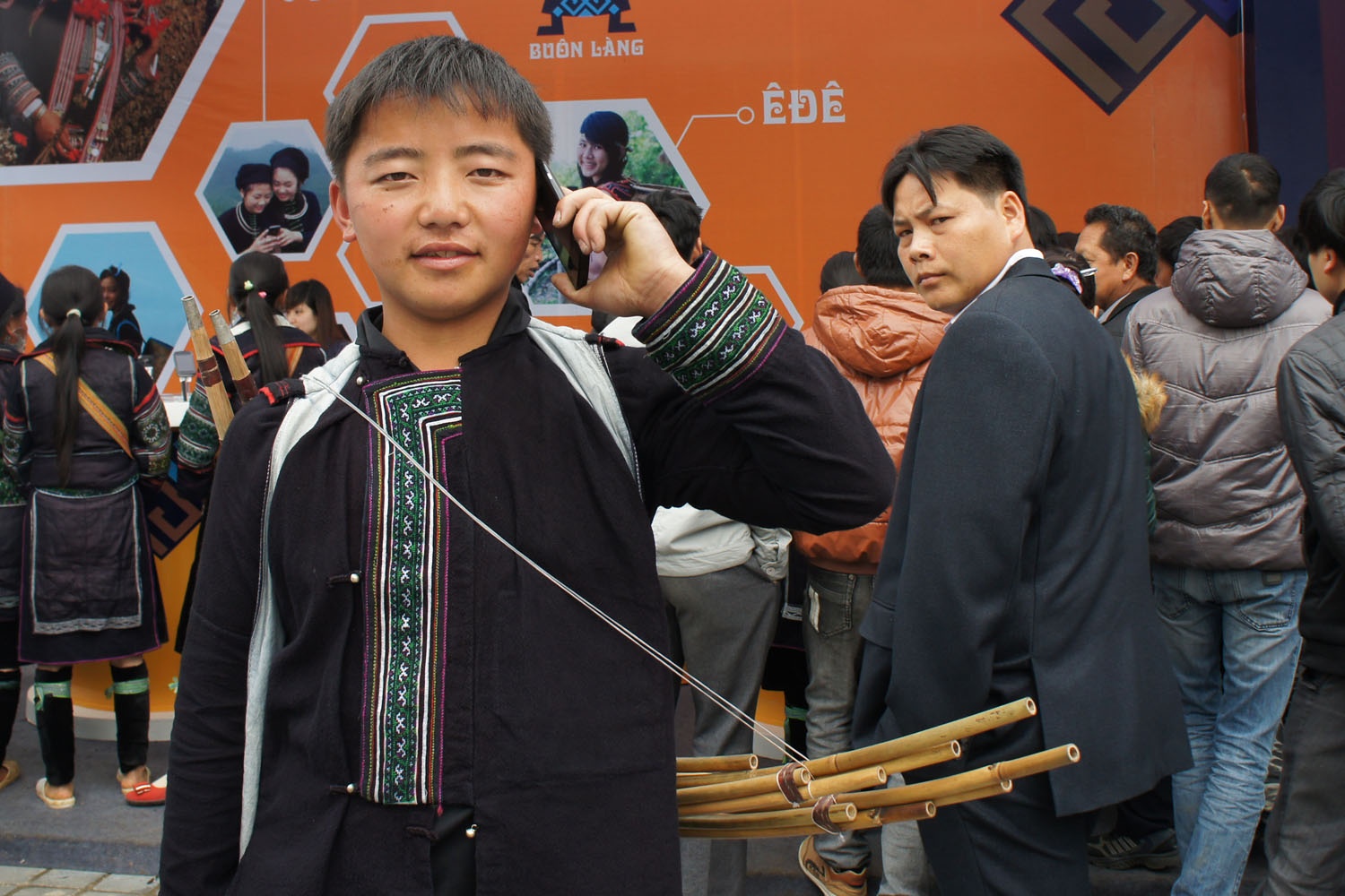 Mỗi tháng Giàng A Do chi tới 100.000 đồng cho điện thoại di động.  Ảnh: H.Ly.