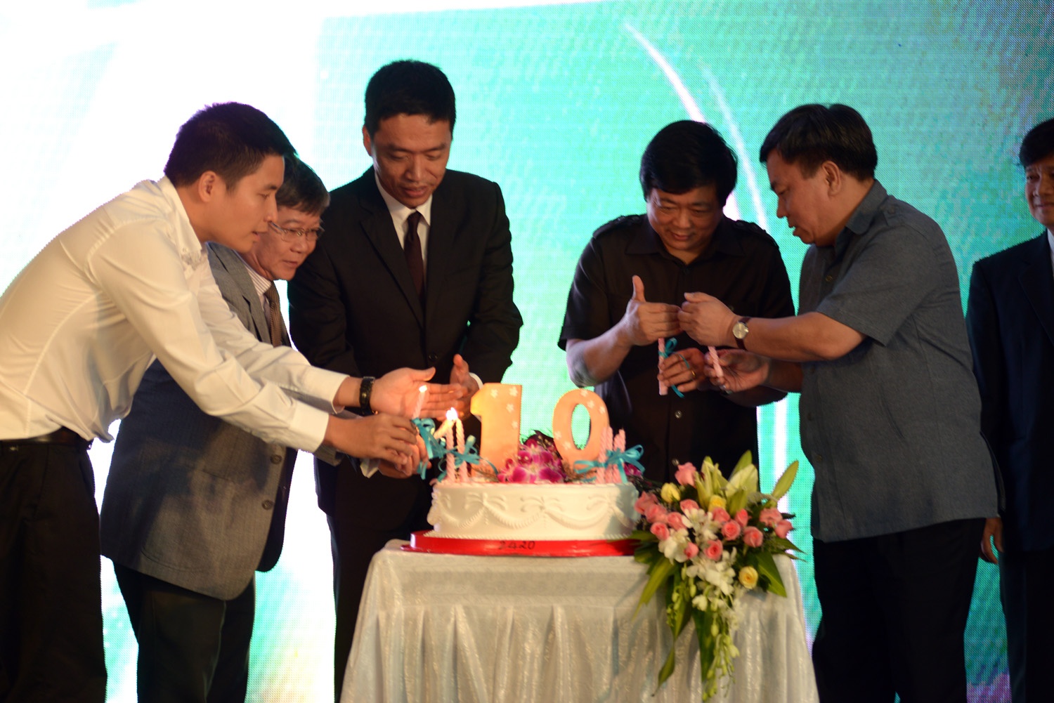 CEO Lê Hồng Minh và những cộng sự tự hào nhất về hơn 80 sản phẩm đã thất bại và không còn có mặt trên thị trường.  Ảnh: Anh Tuấn.