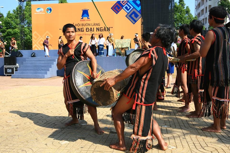 Viettel sap co 2 trieu khach hang nguoi dan toc hinh anh