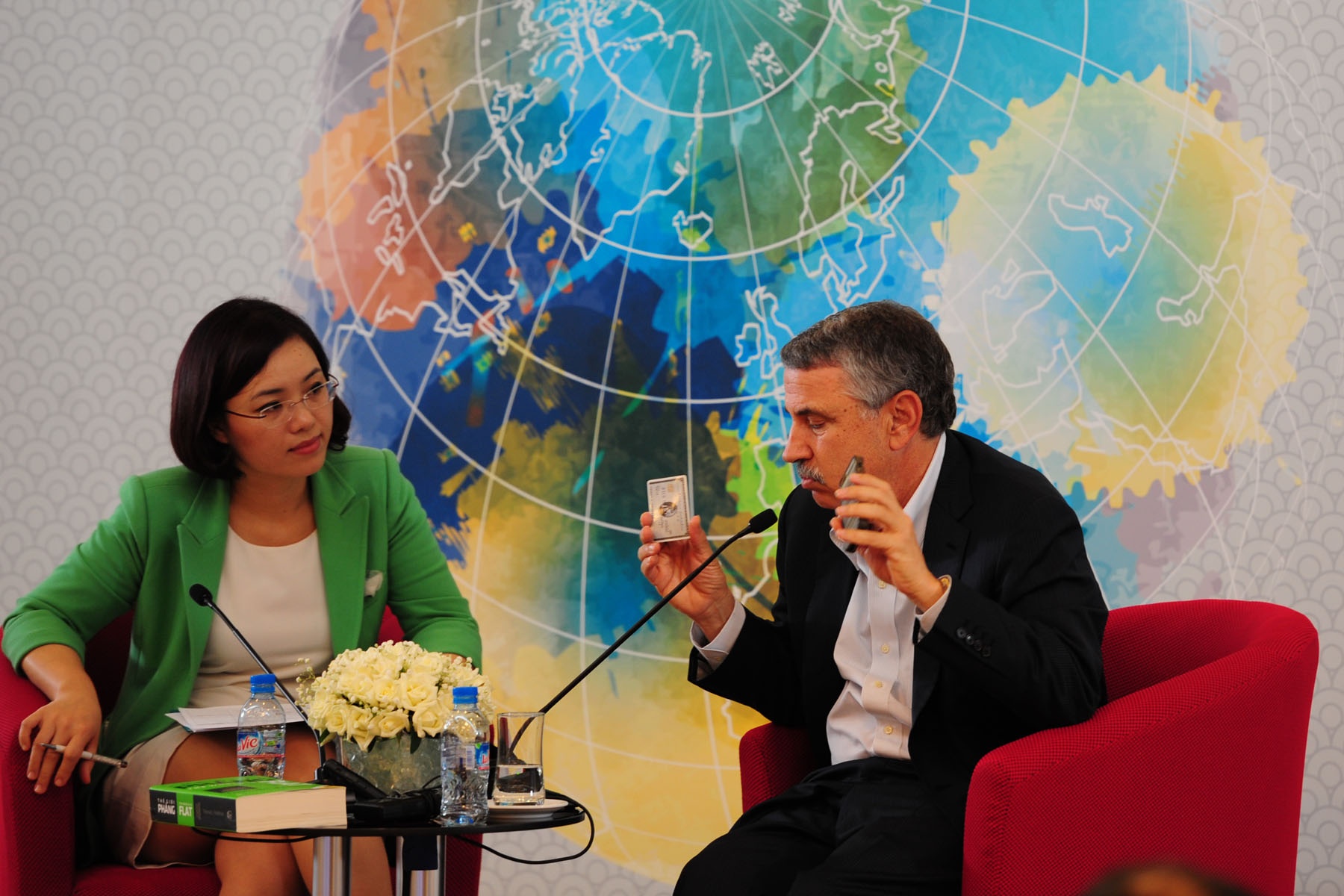 Nỗi sợ hãi với những công ty dẫn đầu được Thomas Friedman minh họa trong buổi trò chuyện. Ảnh: Hưng Hải.