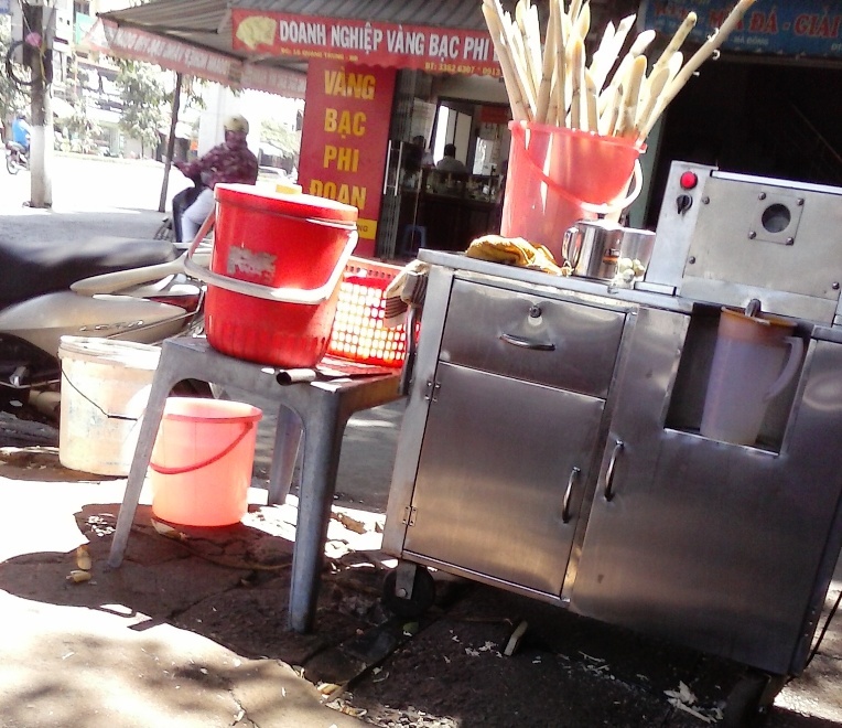 Những cây mía được phơi nắng giữa vỉa hè đầy bụi bặm.