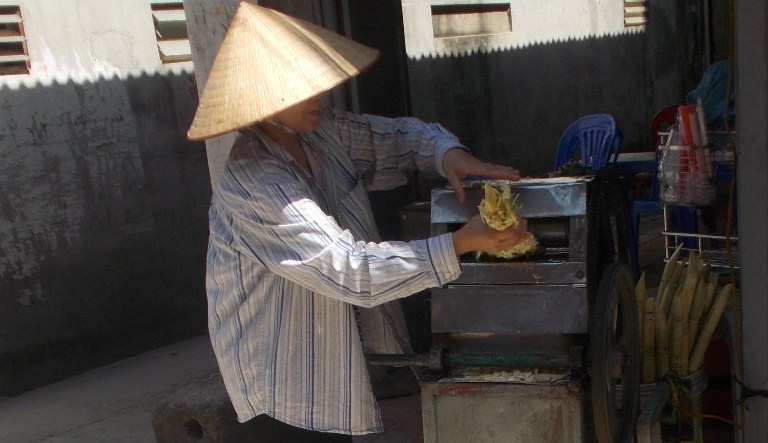 Hầu như tất cả các quán nước mía, người làm đều không đeo găng tay.