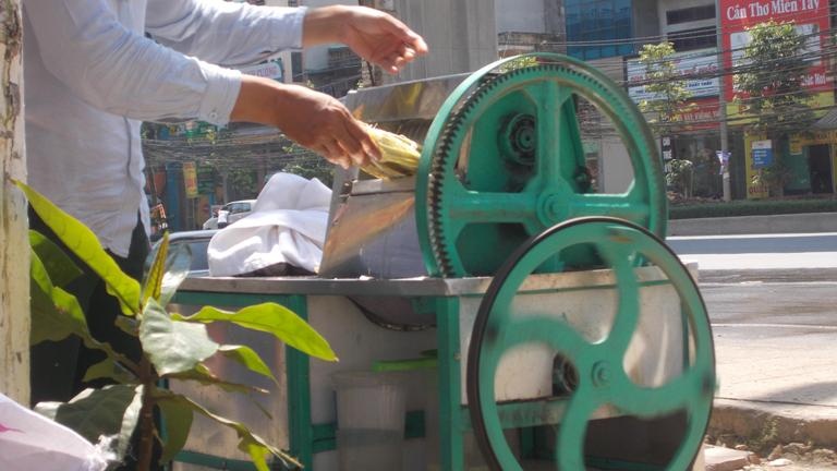 Tất cả quán nước mía đều đặt ở ven đường để bán chạy hơn, đồng nghĩa với việc nước mía cũng bẩn hơn.