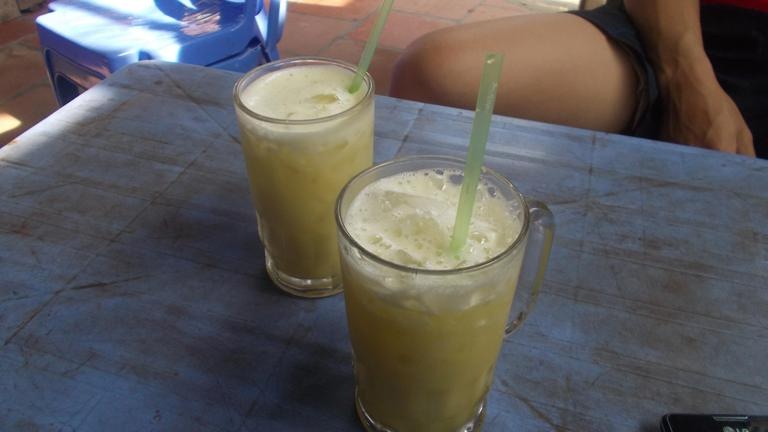 Với vốn đầu tư ít, những quán nước mía mọc lên ngày càng nhiều, từ đó rất khó kiểm soát vệ sinh.