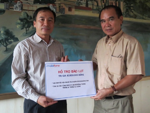 Ông Cao Duy Hải trong một chuyến công tác xã hội khi còn là Phó tổng giám đốc MobiFone.  Ảnh: Thanh Niên.