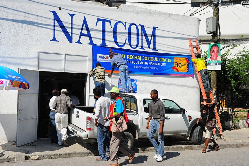 Những người Việt Nam đến Haiti xây dựng mạng viễn thông khi 80% cơ sở hạ tầng của đất nước này bị phá hủy. Ảnh: X.An