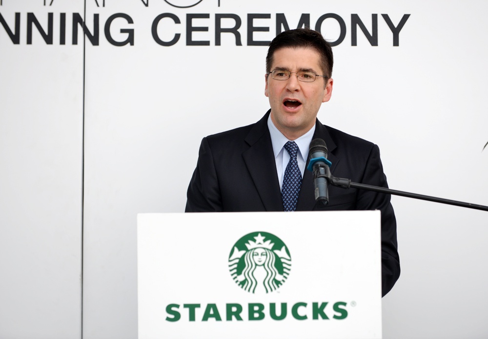 Phần sai chính tả của Chủ tịch Starbucks châu Á Thái Bình Dương khớp đúng với phần backdrop sai chính tả trước ống kinh phóng viên.   Ảnh: Lê Hiếu.