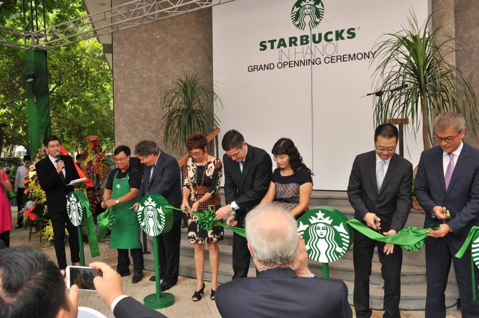 Starbucks sai chinh ta tieng Anh tren backdrop khai truong hinh anh