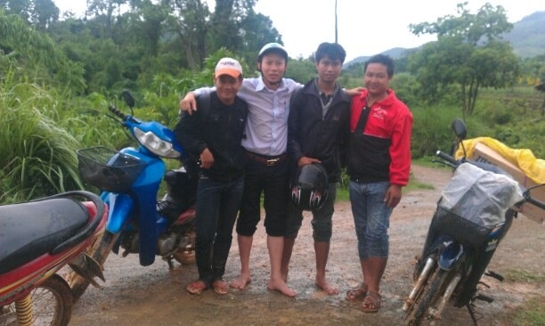 Quang (thứ... ) vừa qua khỏi đoạn đường đất, trong một lần đi bán hàng ở vùng xa. Ảnh: NVCC.