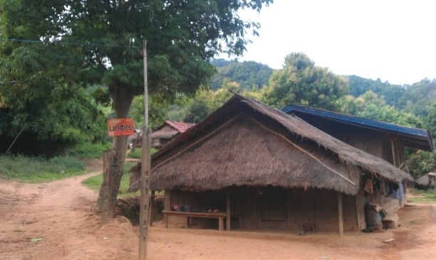 Mạng di động có yếu tố Việt Nam đã phủ sóng khắp các vùng nông thôn nghèo tại Lào.  Ảnh: Huy Nguyễn.